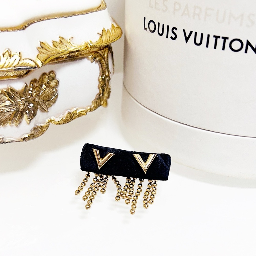 Authentic Louis Vuitton HTF Essential V Boucle Fringe Gold tone Earrings - Picture 5 of 13